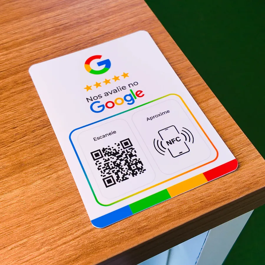 Plaquinha de avaliação com QR Code e NFC sobre um balcão de madeira